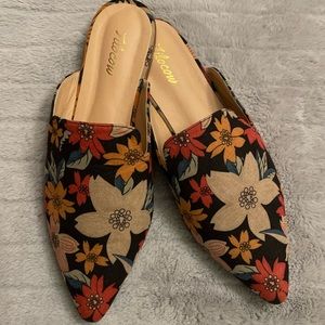 Tilocow Floral Mules- size 10